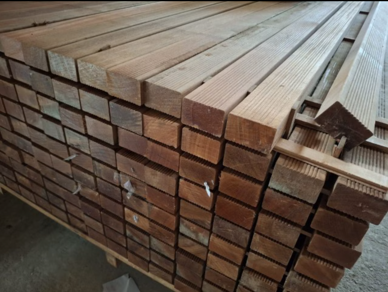 Bangkirai Unterkonstruktion 45 × 70 mm – 2440 / 3960 mm