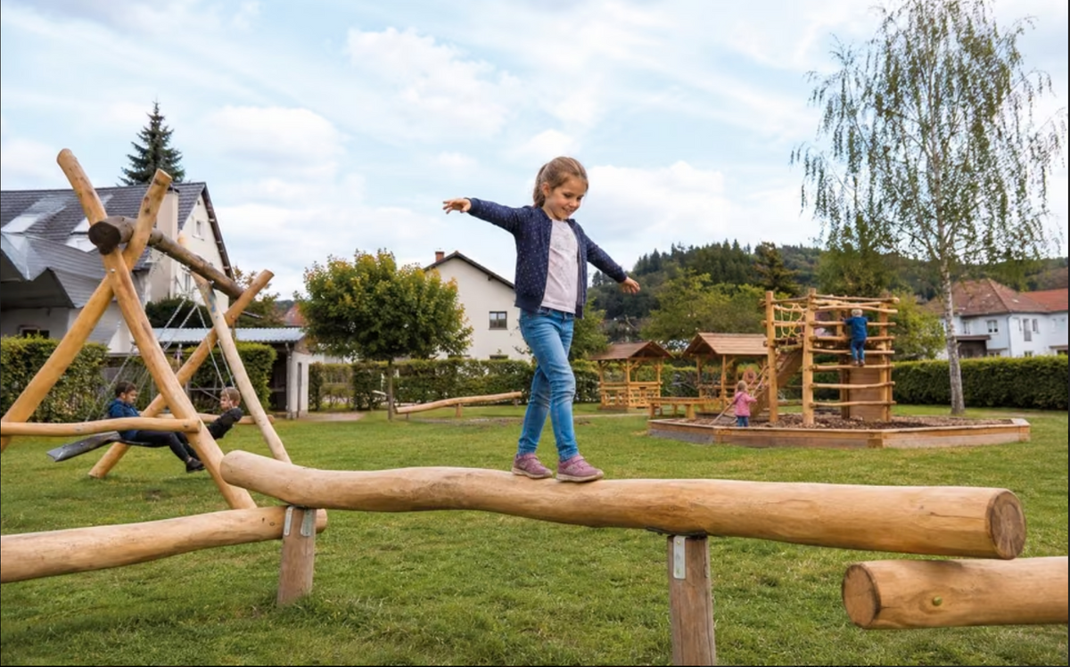 Robinienpfähle – Rundholzpfähle 4–5 m | Geschliffen & entsplintet | Ø10-14