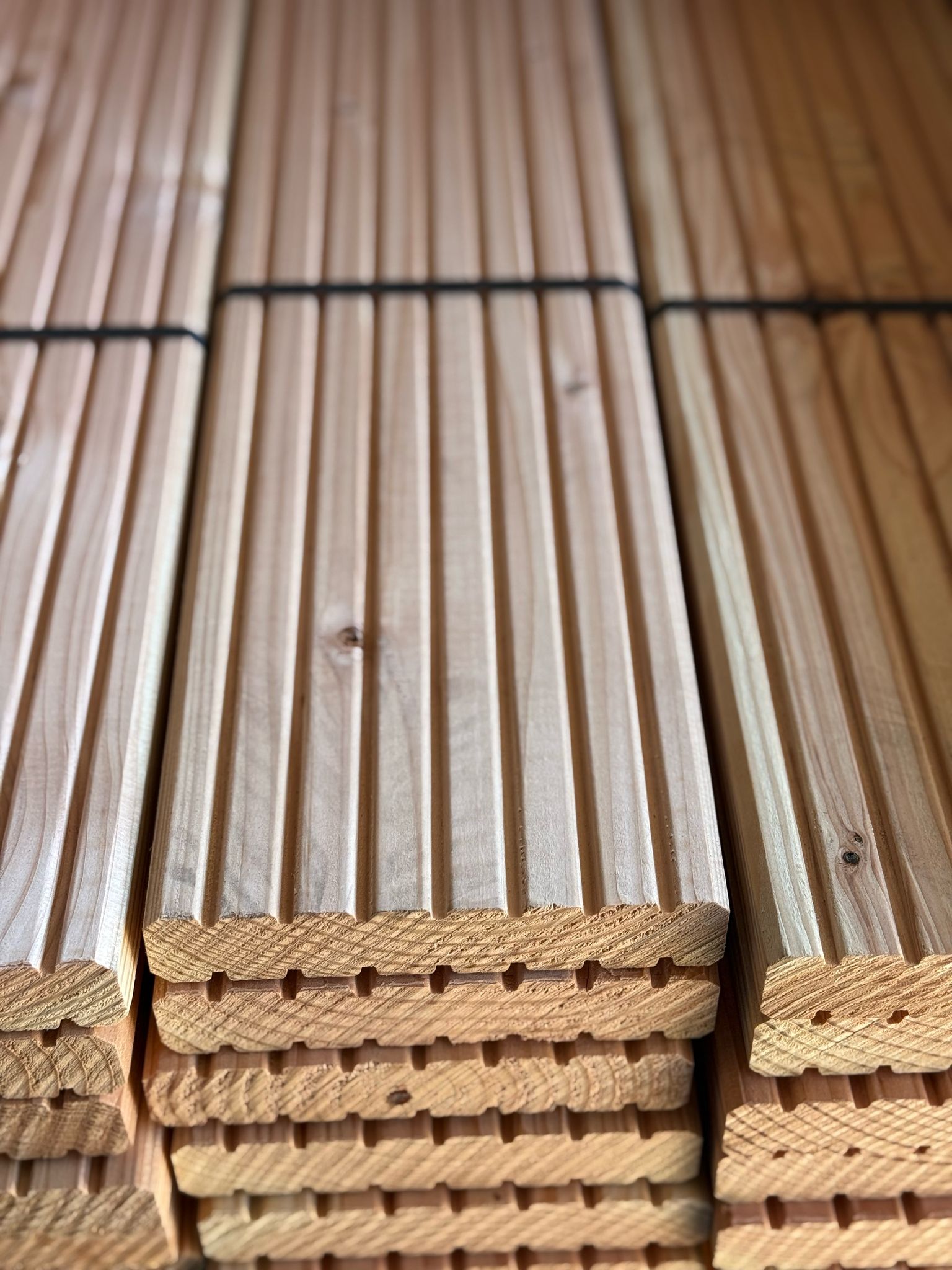 Terrassendiele Beidseitig GROB gerillt