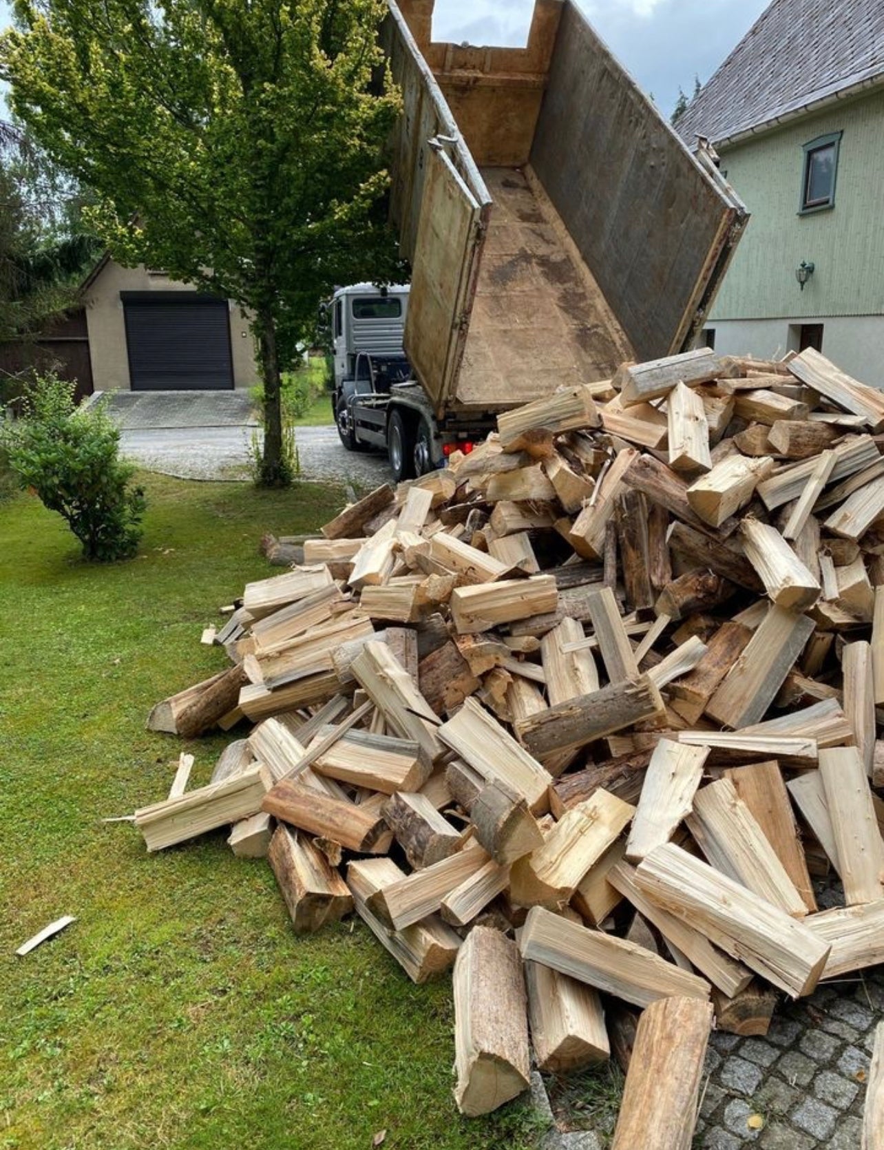 Feuerholz – lose geschüttet in verschiedenen Längen